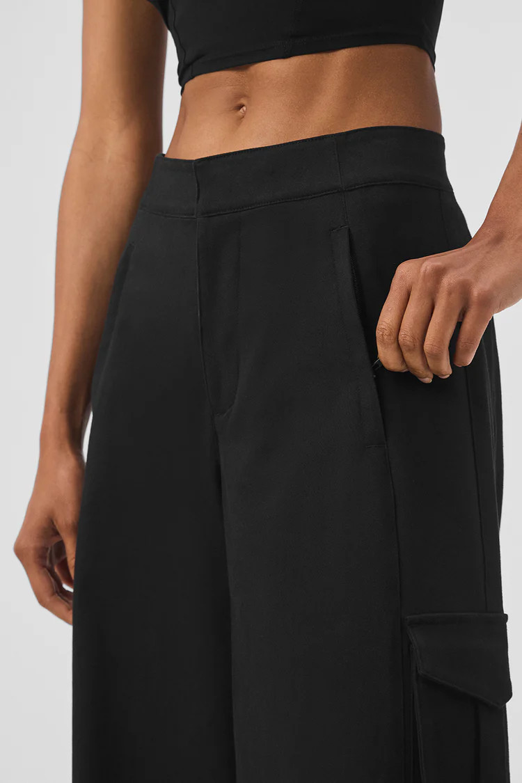 Show Off Cargo Wide Leg Trouser (Regular) - Black | Alo Yoga (US)