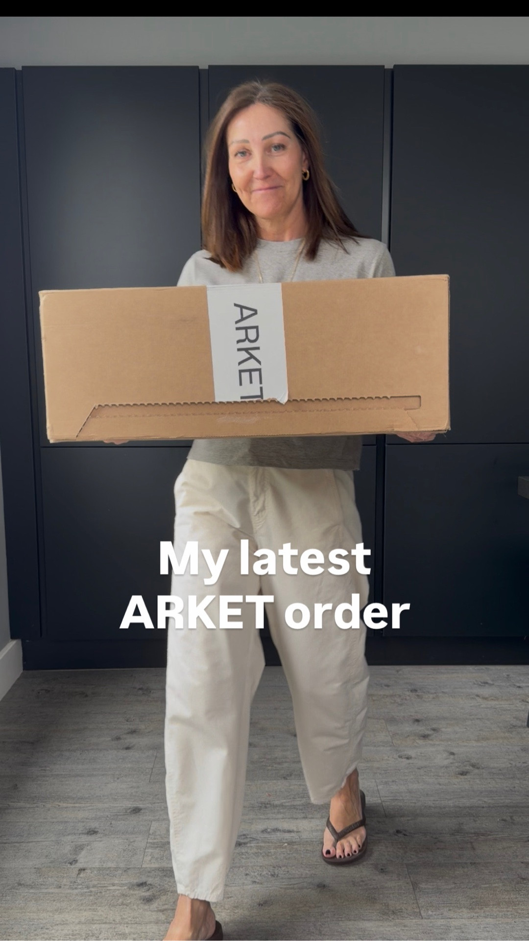 My latest ARKET delivery is here and full of great pieces for the new season.
Barrel shapes, simple stripes and floaty linen pieces - accessorised with a must have pendant necklace and giant woven bag 🤎
I wear small barrel trousers/ Small tee
Small linen shirt / 38 linen trousers