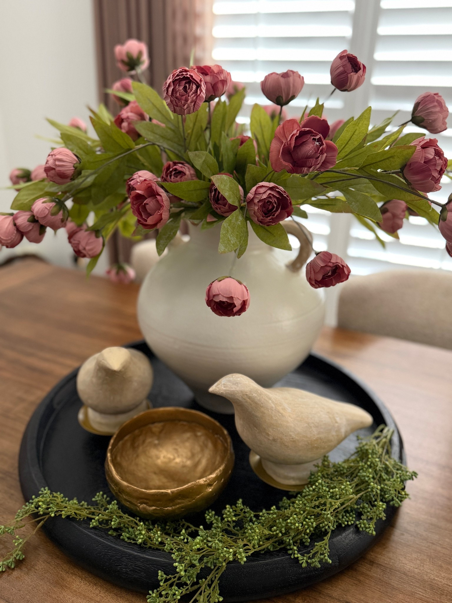 
Such a beautiful centerpiece 🤍 My vase has sold out, but don’t worry—I’ve found a few similar options that will give you the same look and feel. I’ll link them for you!