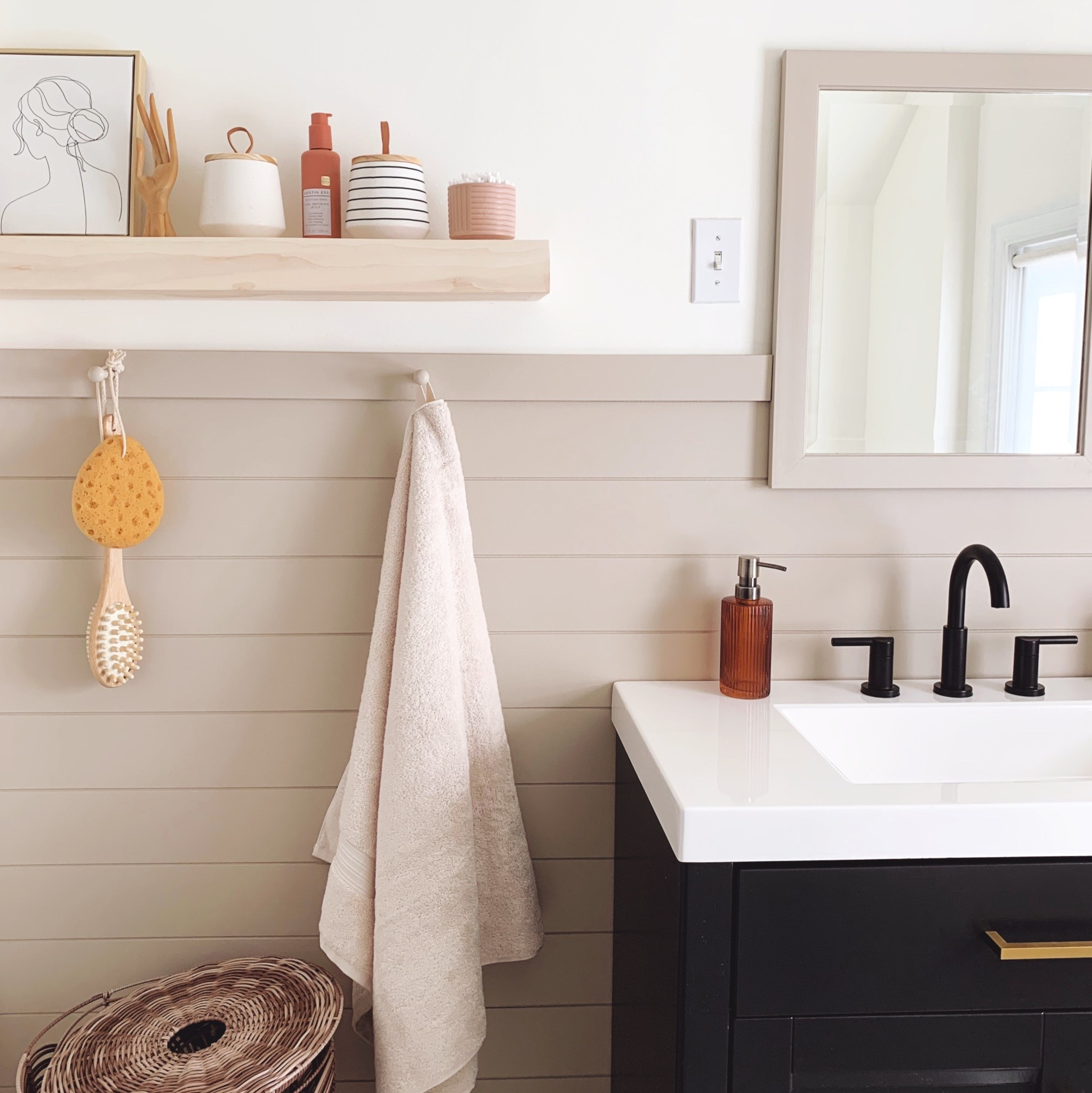 Beige and Black Bathroom

Transitional style
Clean and modern


#LTKHome