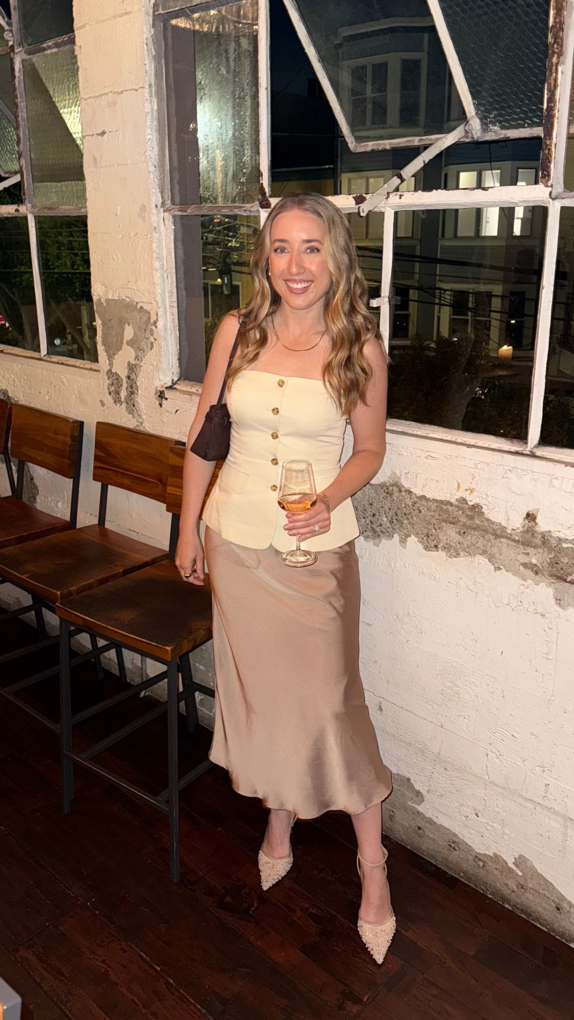 Fall neutrals for a night out 🤎

Brown suede bag | kitten heels | satin skirtt