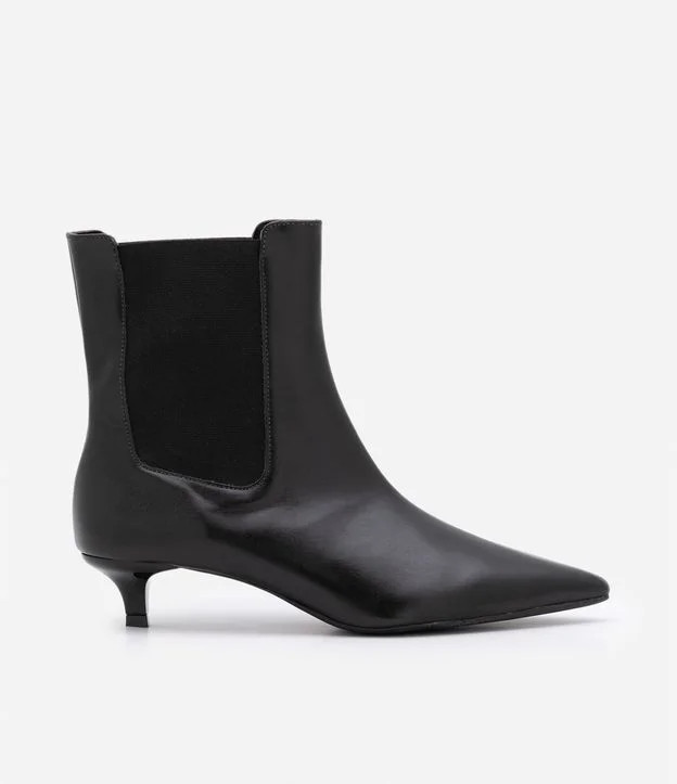 Bota Chelsea com Bico Fino e Salto Baixo Preto | Renner (BR)