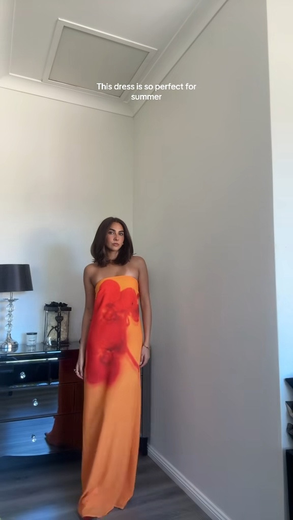 This dress is the definition of perfection. Wearing all size Small from Meshki.

Event Recommendation: 
- Birthday 
- Holiday 
- Lunch 