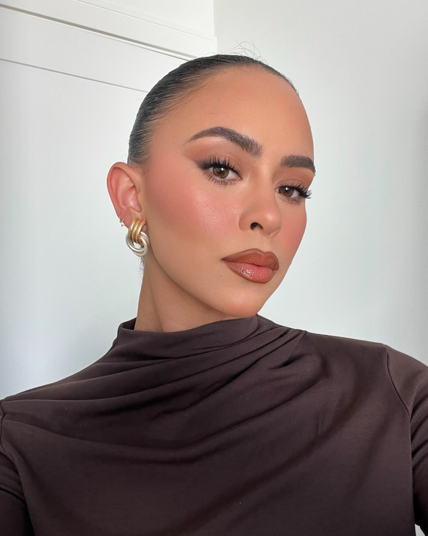 That’s that me espresso ☕️
—
@glossier brows 
@onesize foundation LIGHT 40
@makeupbymario eyeshadow + loose powder 
@dibsbeauty cream contour 5.5
@lancomeofficial mascara 
@nudestix eyeliner GBABY
@diorbeauty concealer 2N
@rhode cream blush + lip tint TOASTED TEDDY & espresso 
@hourglasscosmetics blush + highlight 
@maccosmetics lip liner cork 