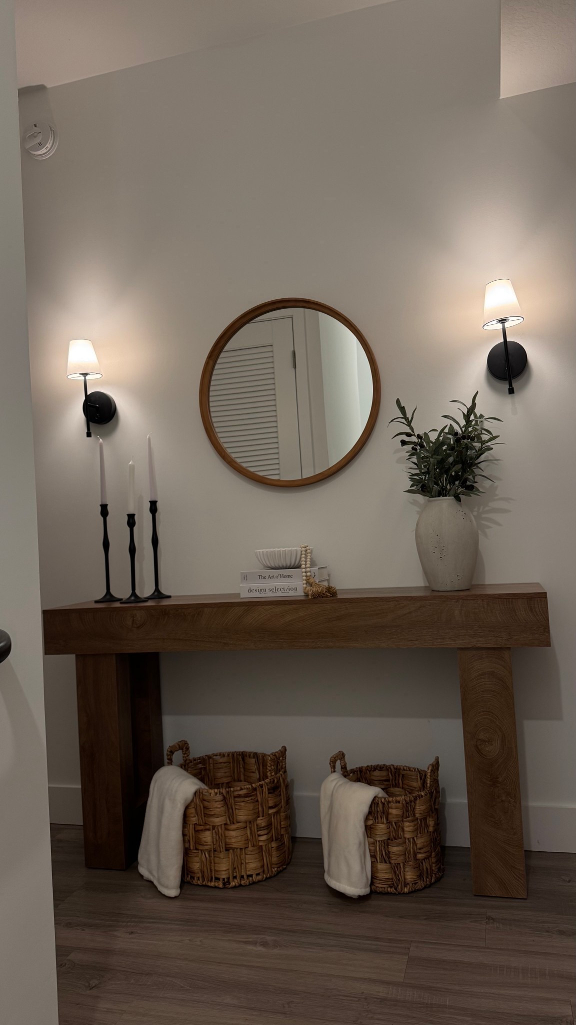entryway table decor✨ ame el resultado!!
la mesa le doy un 10/10 la calidad es bellisima y affordable!! lo que si toma un poco de trabajo armarla
les deje igual mas opciones de links de cosas muy bellas que me encantaron!!
mi base de ceramica es hobby lobby pero les deje opciones similares hasta mas bellas!! 
el espejo lo quiero mas grande y negro, asi que tambien les deje esa opcion y la opcion de el que tengo✨
quedo muy bello todo y ame, simple pero muy acogedor

#LTKHome