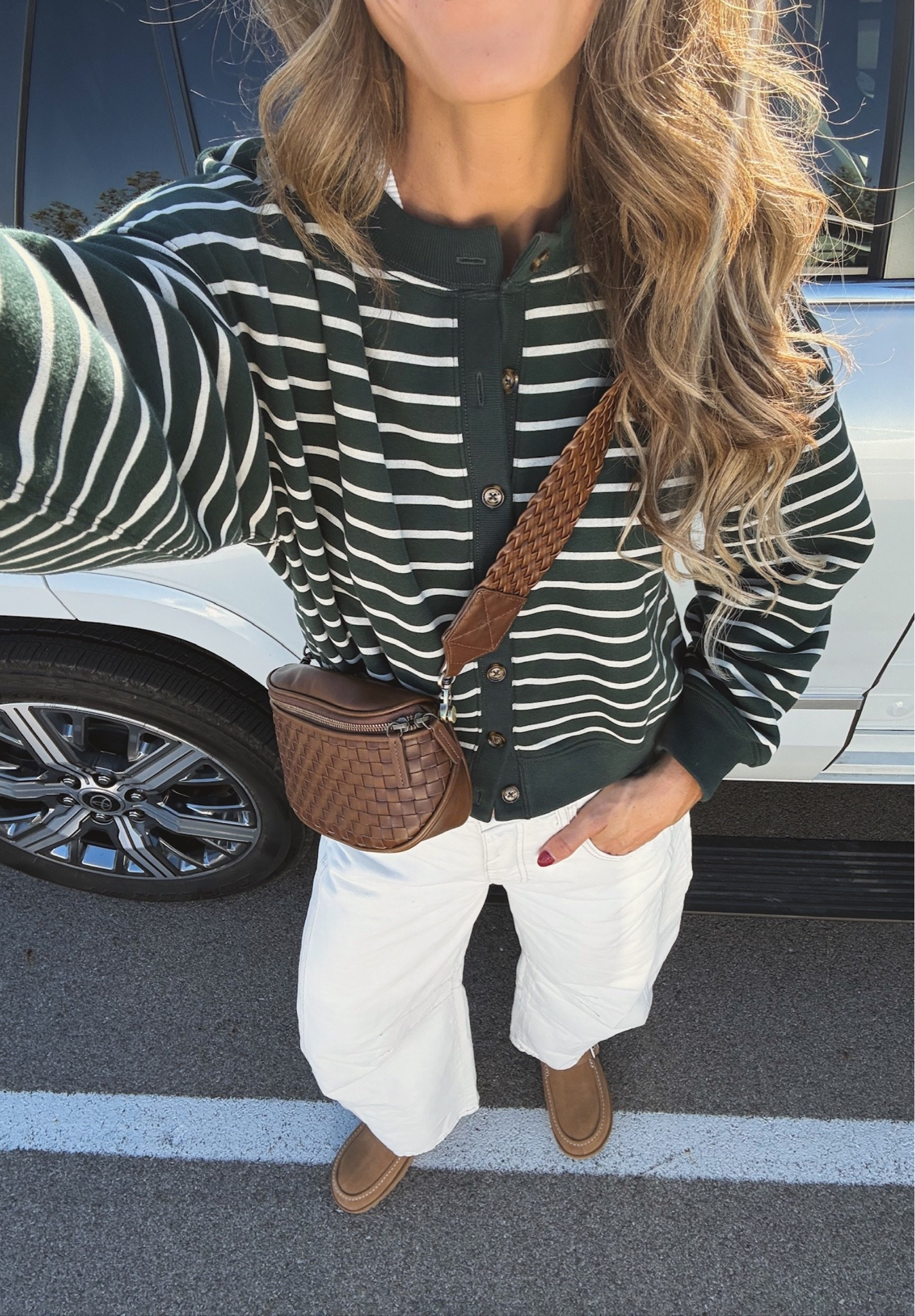 The easiest sweater + jeans fall combo! I’m also loving the uggs I’m wearing 😍

Sizing:
26 L jeans (these are oos in longs so I linked another similar pair with longs!)