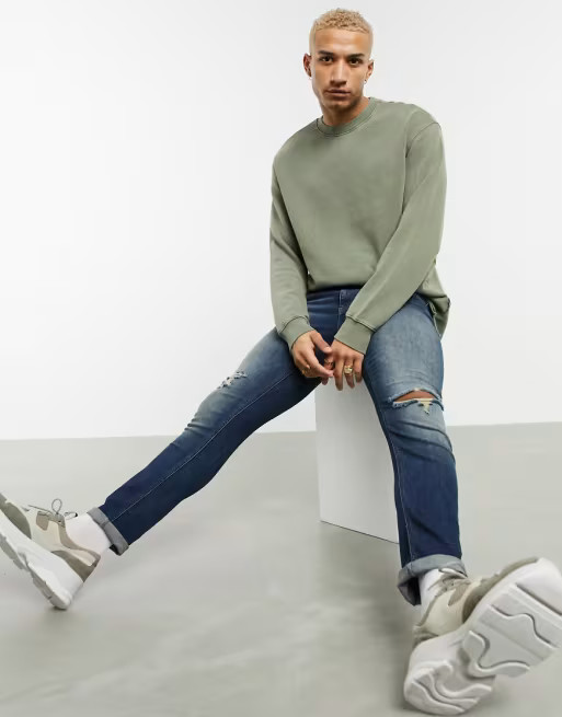 Bershka – Ungesäumtes Sweatshirt in Khaki Acidwaschung | ASOS DE