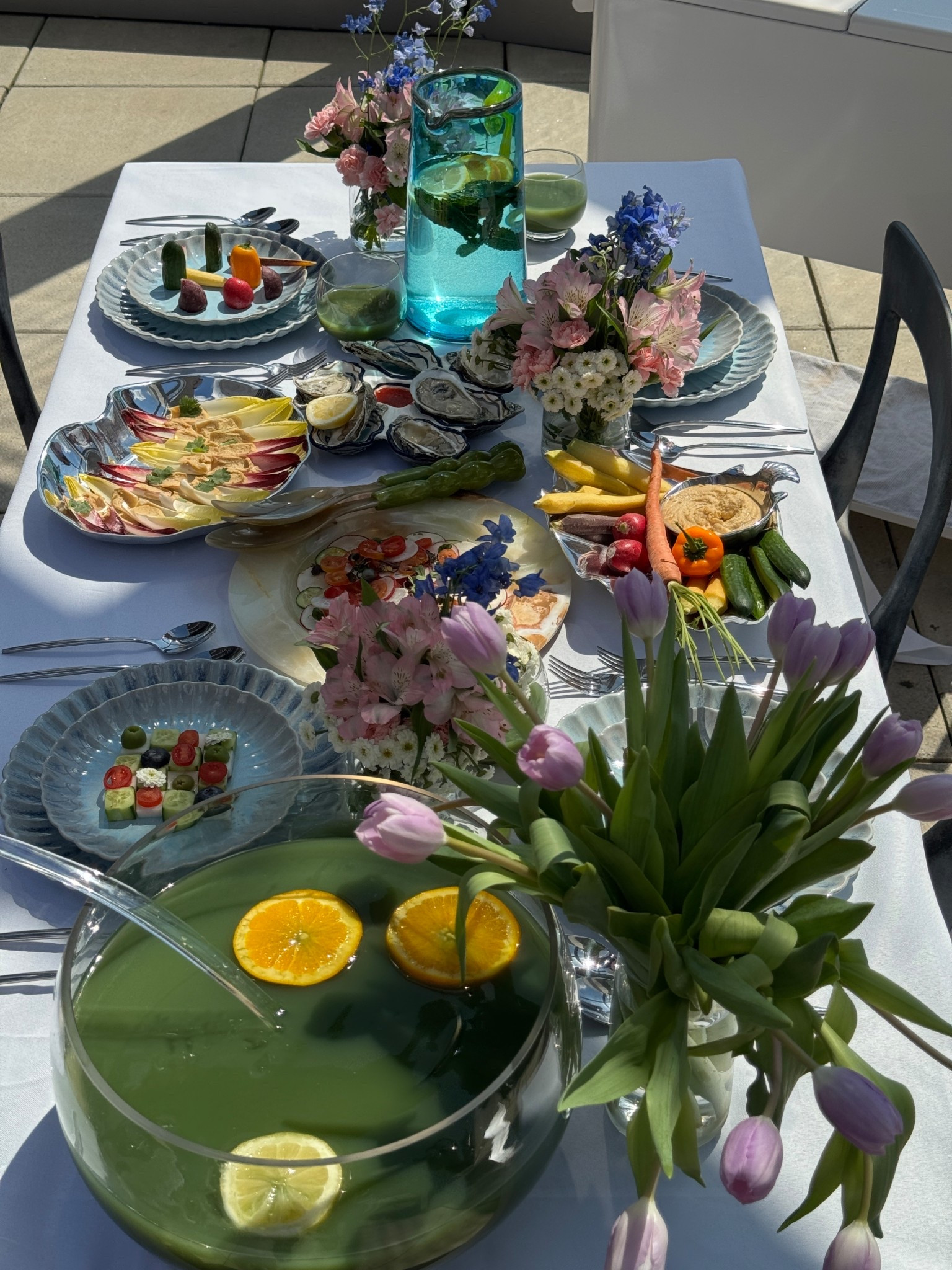 #ad outdoor dining setup made easier! Finally found a rolling cooler that cuts down the back and forth (and actually looks good.) perfect for summer hosting & even picnics in NYC. @Wayfair #outdoor #wishyouwerehere #wayfair #wayfairpartner 