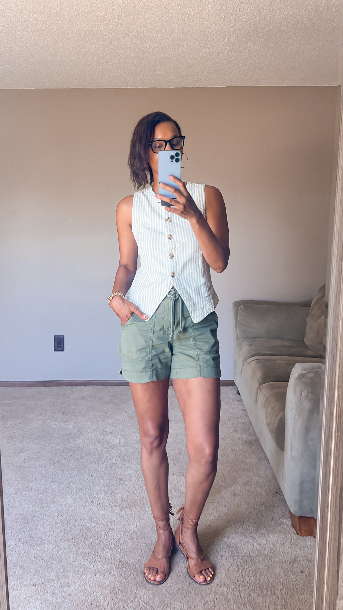 These utility shorts have a nice length and fit for my long legs. Both pieces are from @kohls with different color options available

#LTKootd #LTKOver40 #LTKTall
