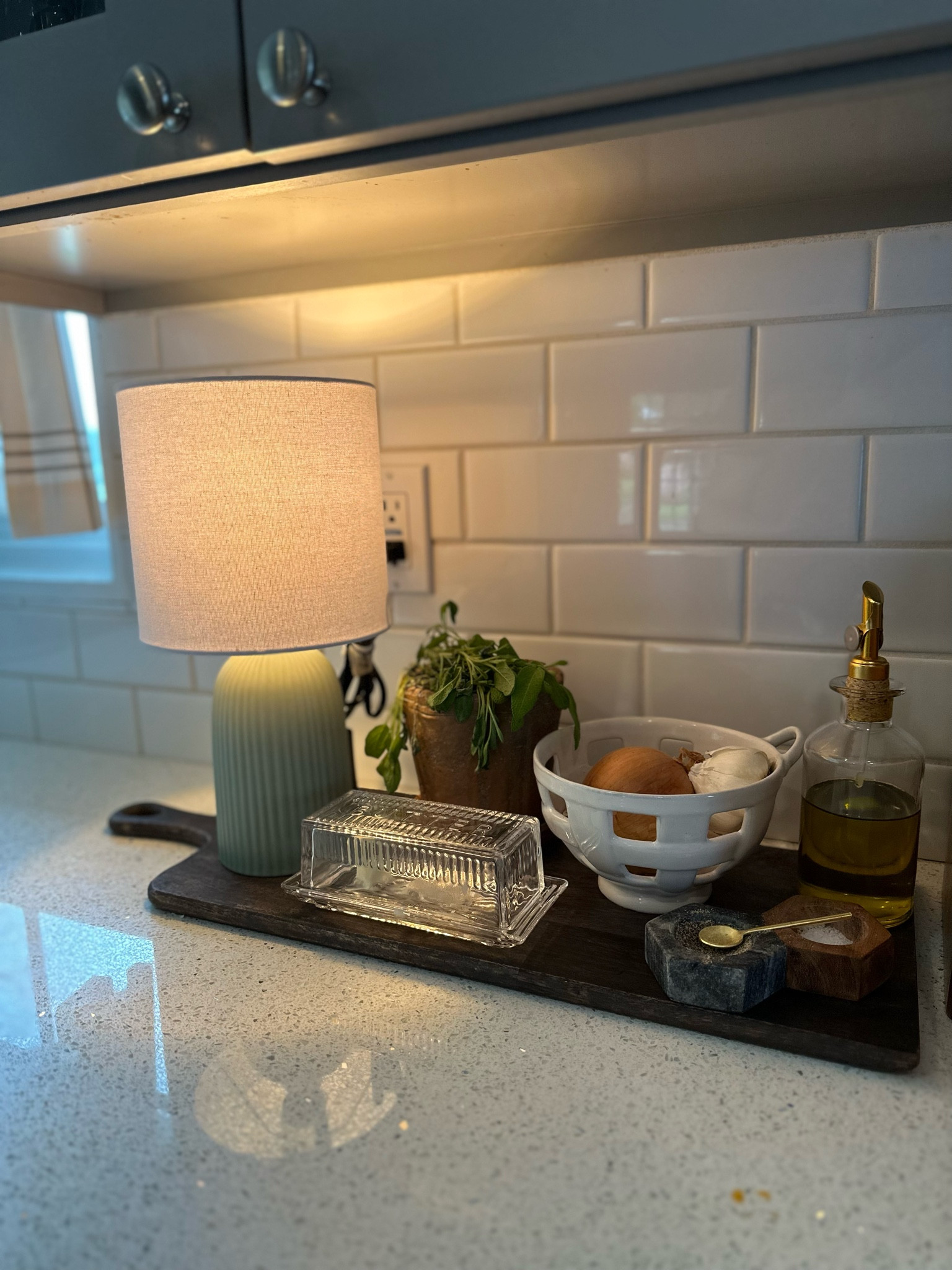 Favorite new spot in my kitchen - I call it my cooking prep station where I can keep my butter, herbs, onions/garlic, olive oil, spices etc. Also peep the new lamp from Target - best $18 I ever spent to make it so cozy!
.
.
.
.
#springdecor #homedecor #cookingspace #kitchen #cozykitchen #targetfinds #simplehomedecor

#LTKstyletip #LTKSeasonal #LTKhome