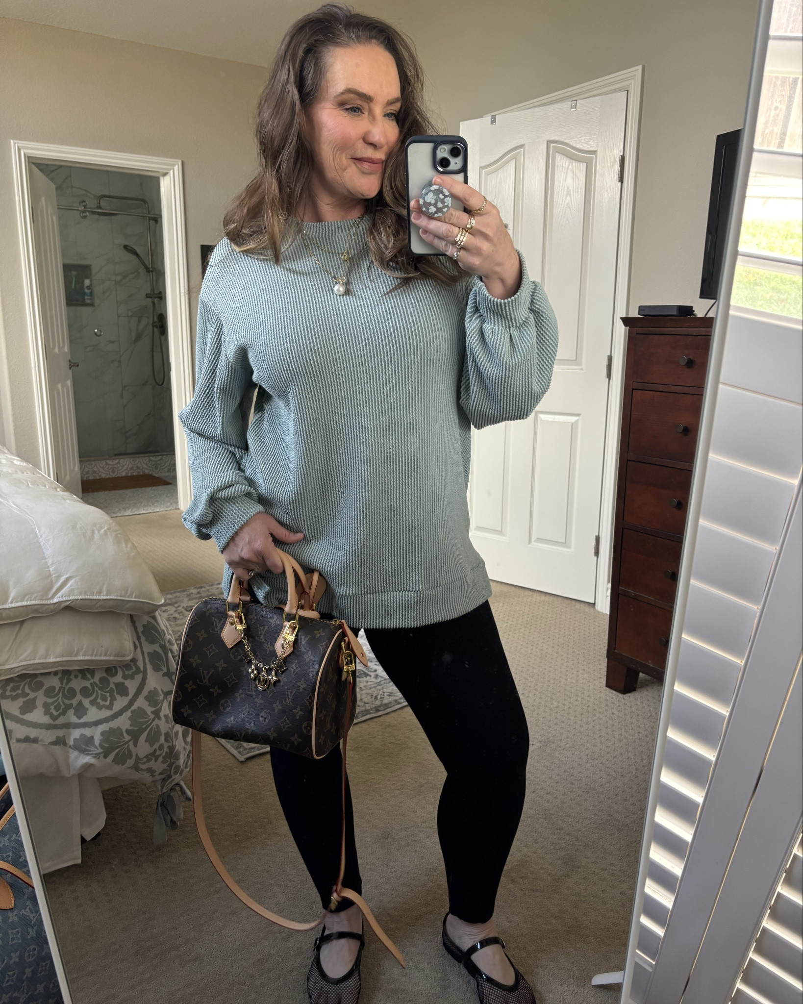 Chic and cozy

#LTKootd #LTKOver40 #LTKgrwm