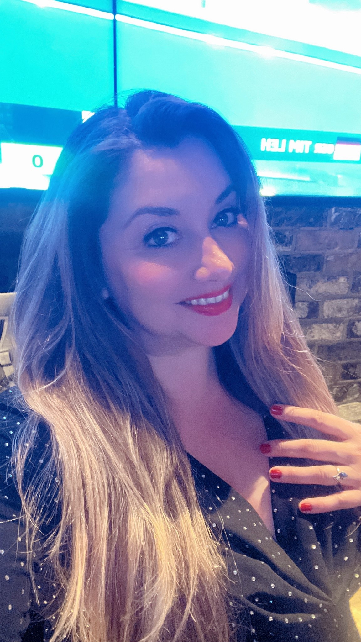 The easiest way to get an instant festive look is with red lipstick 💄 and red nail polish. 💅 🎄💫#christmas #holidaylook #festivemakeup #beautytip

#LTKOver40 #LTKHoliday #LTKBeauty