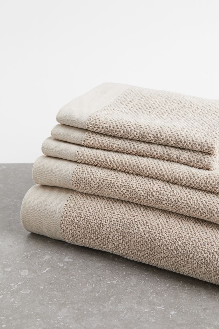 New ArrivalFast-drying, classic bath towel in soft, highly absorbent cotton terry. Hanger loop on... | H&M (US + CA)