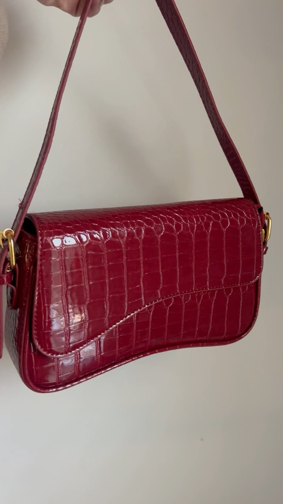 i can’t find lighting that does this baby justice. If you’re looking for a new handbag look no further, she’s so shiny and chic and just the perfect size. 

#LTKBeauty #LTKFindsUnder50