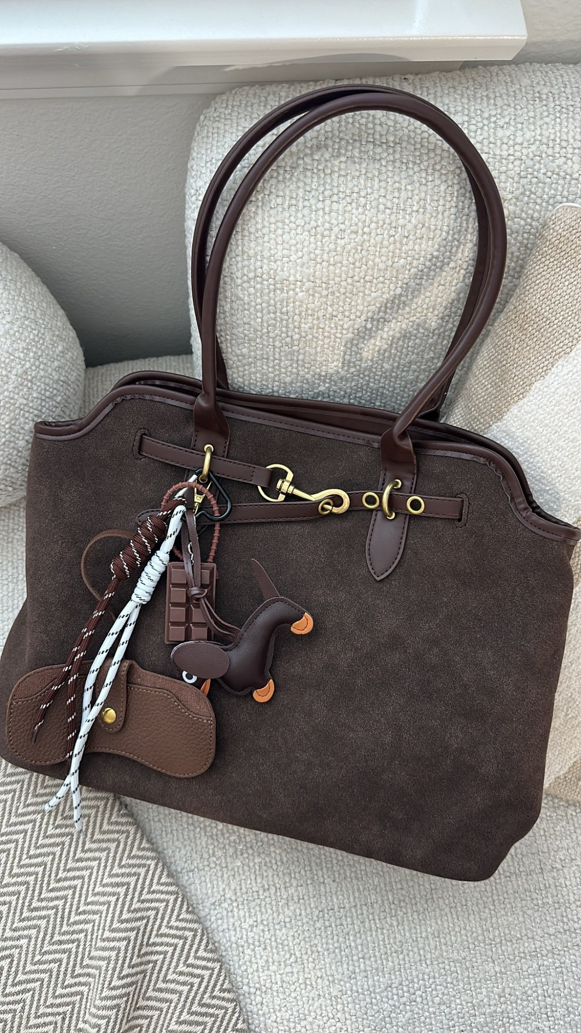 Amazon designer inspired handbag


#LTKFindsUnder50 #LTKSaleAlert #LTKItBag