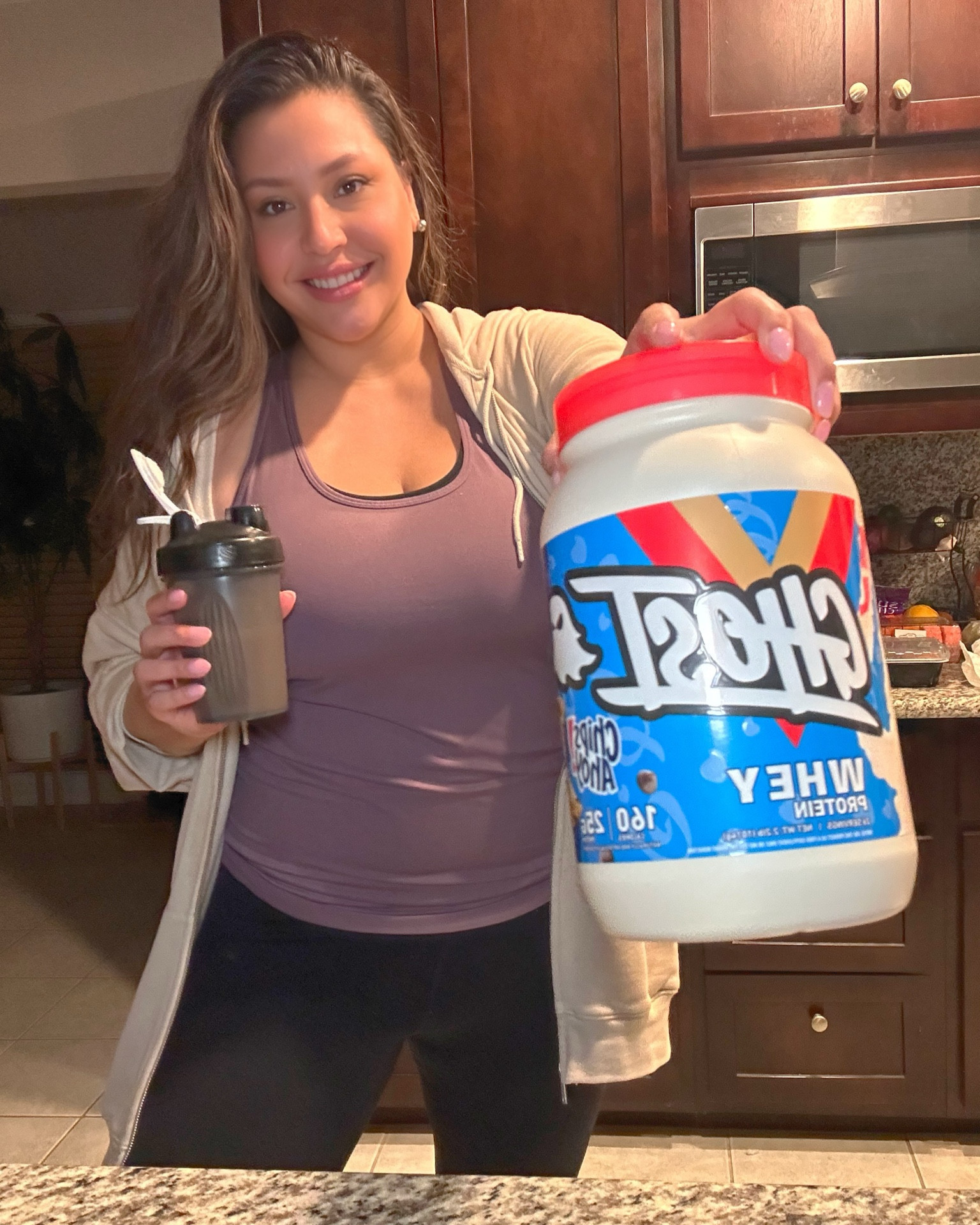 This is my current new favorite protein powder. Light in taste but 🔥 with the cookie pieces 🙌🏽 I also added my other 2 favorite Iso100 protein powders. 