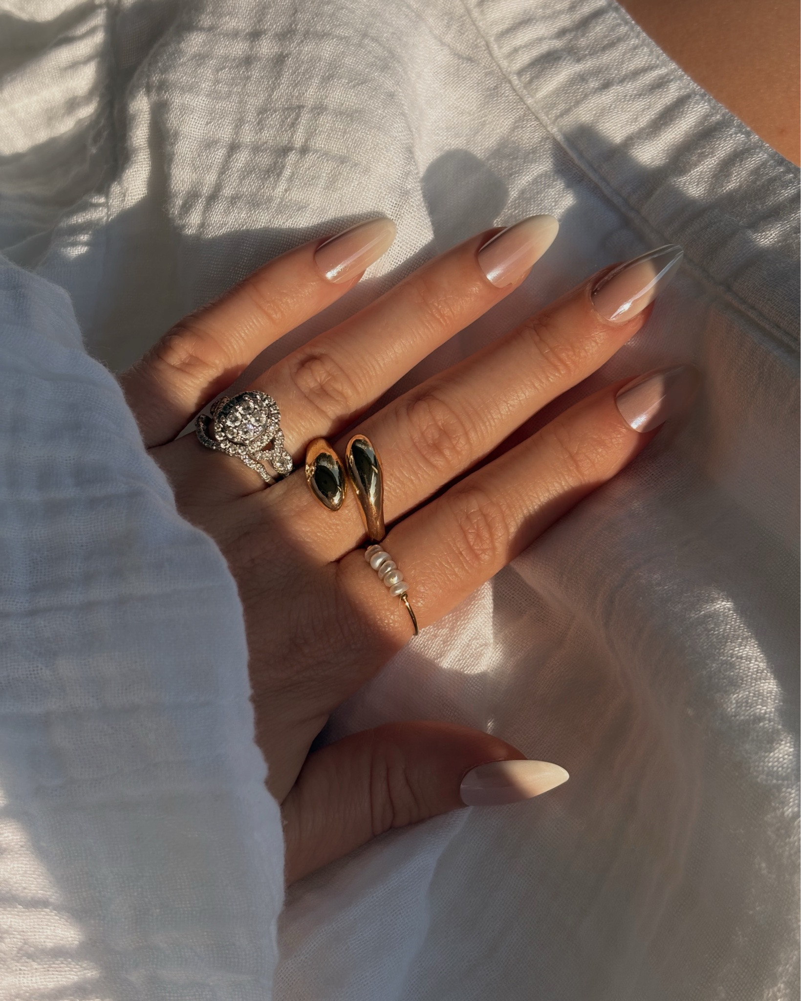 kinda chic to get some press on nails 🤍🤭 love a good neutral set!!! say link 🔗👏🏼🫧🐚🥥☁️ #pressonnails #presson #newnails #pearlnails #nails