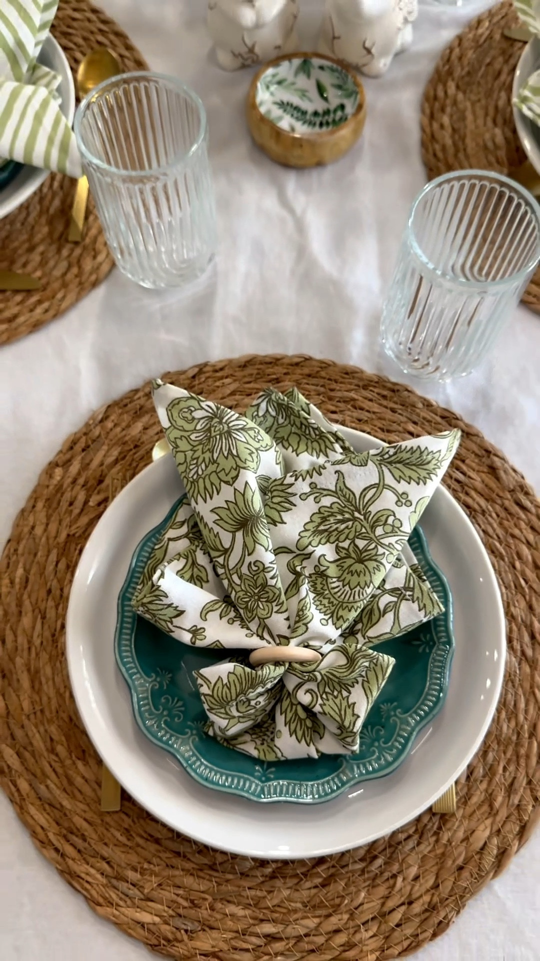 Celebrate Easter in style with a timeless olive and white tablescape!🌿

I paired olive green napkins, white plates, and subtle floral accents for a fresh, elegant, and inviting table setting.

This setup is perfect for family gatherings, brunches, or any spring celebration — simple details that make every moment feel special.🌿🌷

✨ Shop the pieces to recreate this look and make your Easter table unforgettable.

#EasterTable #SpringTablescape #TableDecor #OliveGreenDecor #ElegantTable #HomeDecorInspo #LTKHome #LTKStyle #TablescapeInspiration


#LTKHome #LTKU #LTKSeasonal