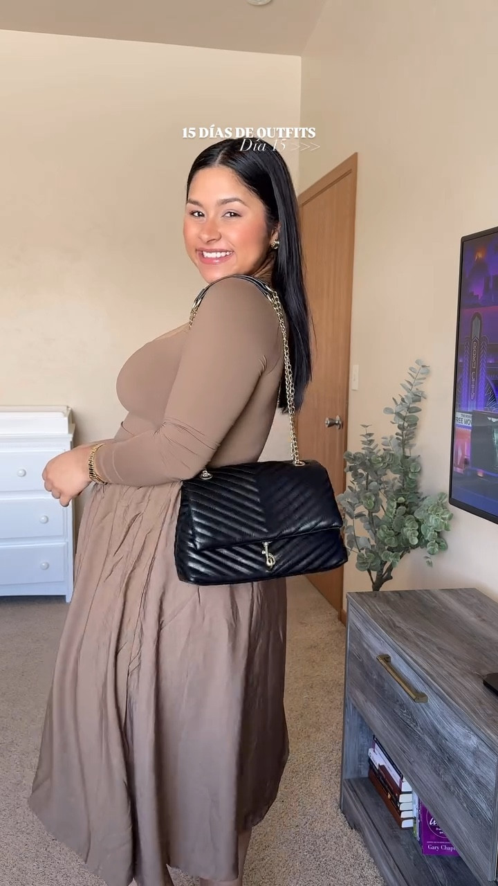 La parte de arriba estira lo que facilita la lactancia y la parte de abajo por ser fluida disimula la pancita👌🏼 Lo compré en talla L y me quedó perfecto! Ideal para esa transición de invierno a primavera, me encantooo! 



#amazonfinds #amazonfashion #outfitinspiration #outfitspostparto #outfitideas #outfitoftheday #springfashion #springstyle #springsummer @amazonfashion