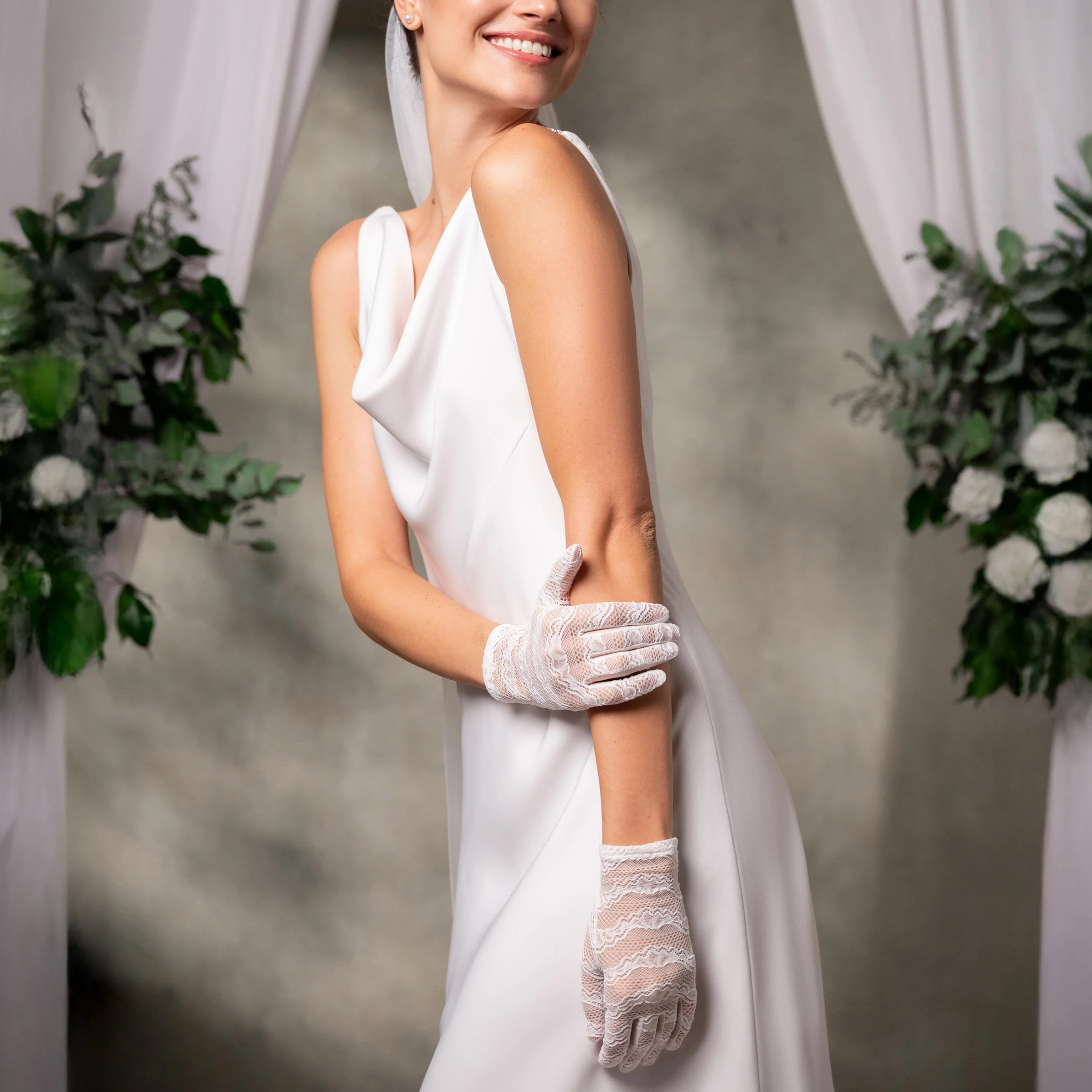 Iris | Bridal Lace glove | Cornelia James