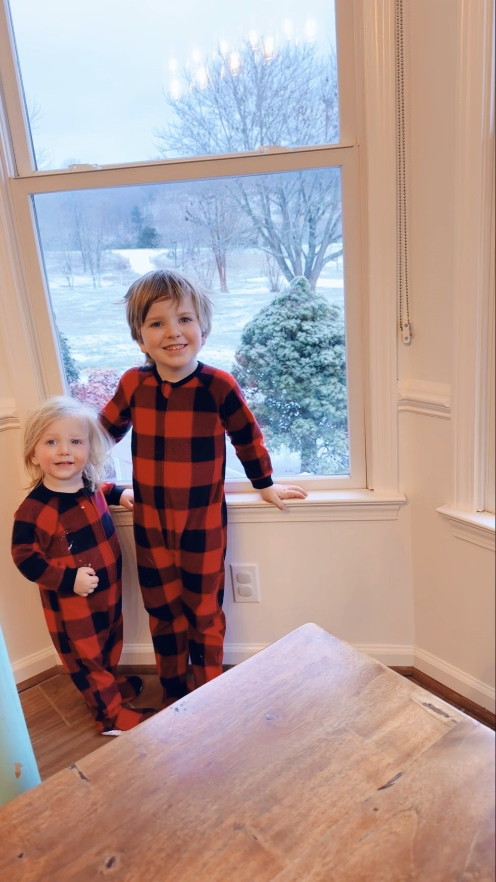 nothing more magical ✨ than watching your babies wake up to a winter wonderland ❄️🌨️☃️ outside the windows !!!🪟