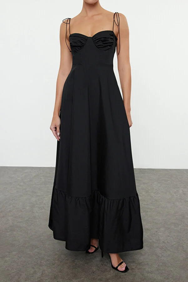 Schwarzes, aus der Taille ausgestelltes, gewebtes Maxikleid mit drapierten Details und Trägern T... | Trendyol DE