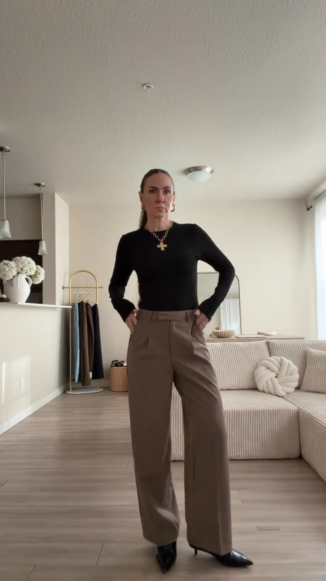 Women’s wide leg pants 
Work wear 
Chic cool girl style.  I’m 5’7 wearing regular size small in pants 