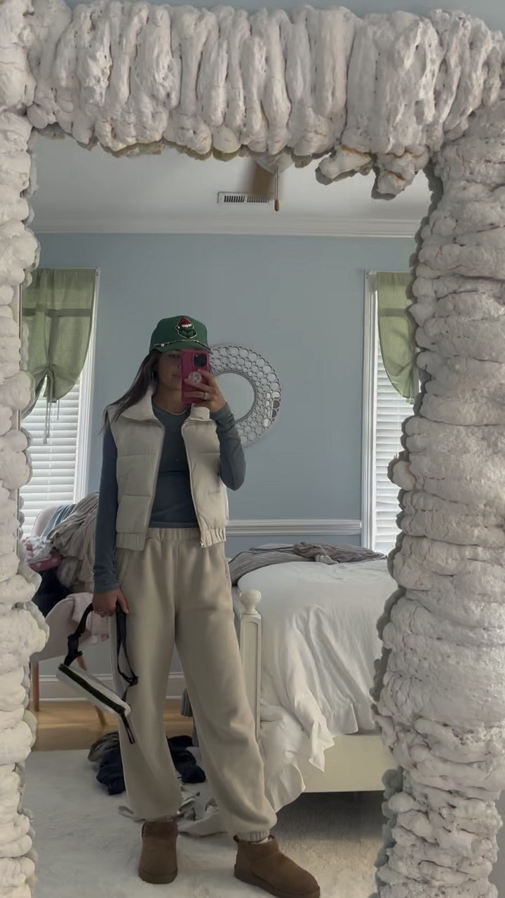 Running some last minute holiday errands! Outfit needs to comfy for this lol! 


Puffer vest
Casual outfit 
Winter outfit 
Joggers outfit 
Belt bag 
Trucker hat 
Errands outfit 

#LTKHoliday #LTKSeasonal #LTKstyletip