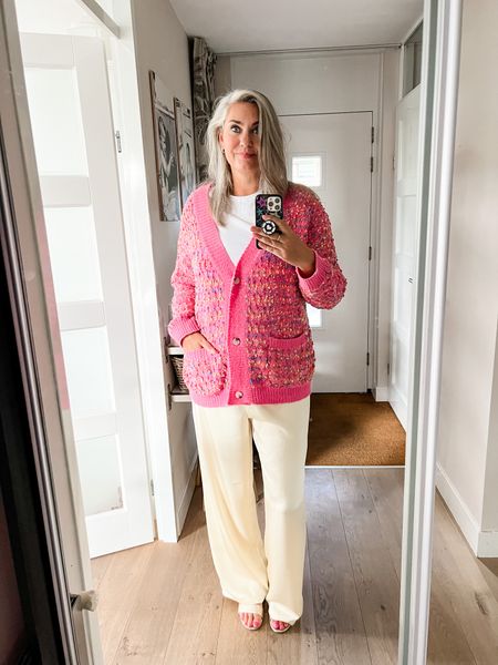 Outfits of the week. Soft yellow satin trousers (Shoeby), the perfect slim fit white t-shirt and a pink, oversized bouclé cardigan (old).



#LTKworkwear #LTKover40 #LTKmidsize