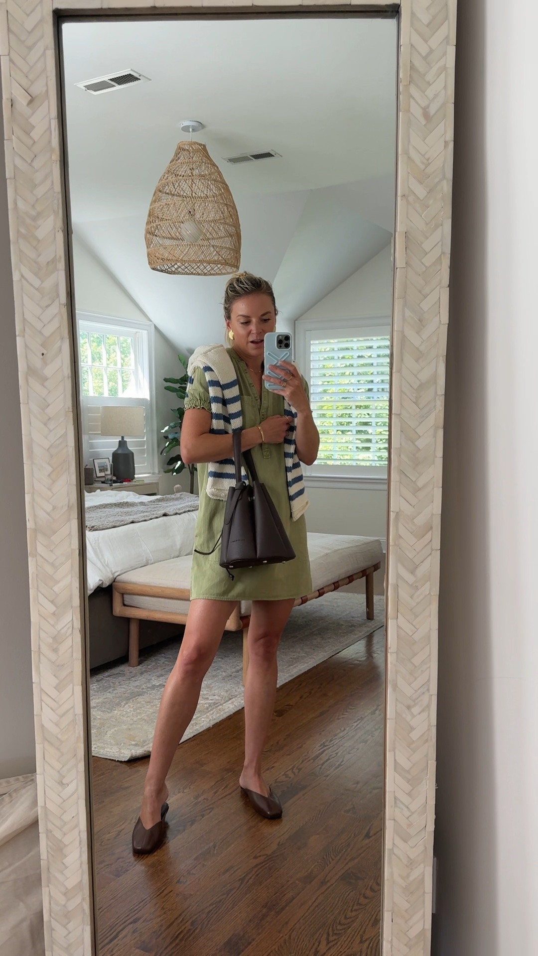 Summer pieces for transitioning into fall 
•small dress, tts, I’m 5’5
•sized up 1 to a medium in sweater
•flats tts 
•bag under $100 + several colors