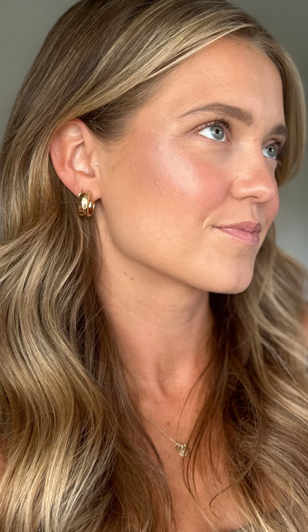 Friendly reminder.. real skin has texture 😊 some new favorite makeup & the tried & trus. 
Cc cream in color medium 
Sun blush in color sunlit10 