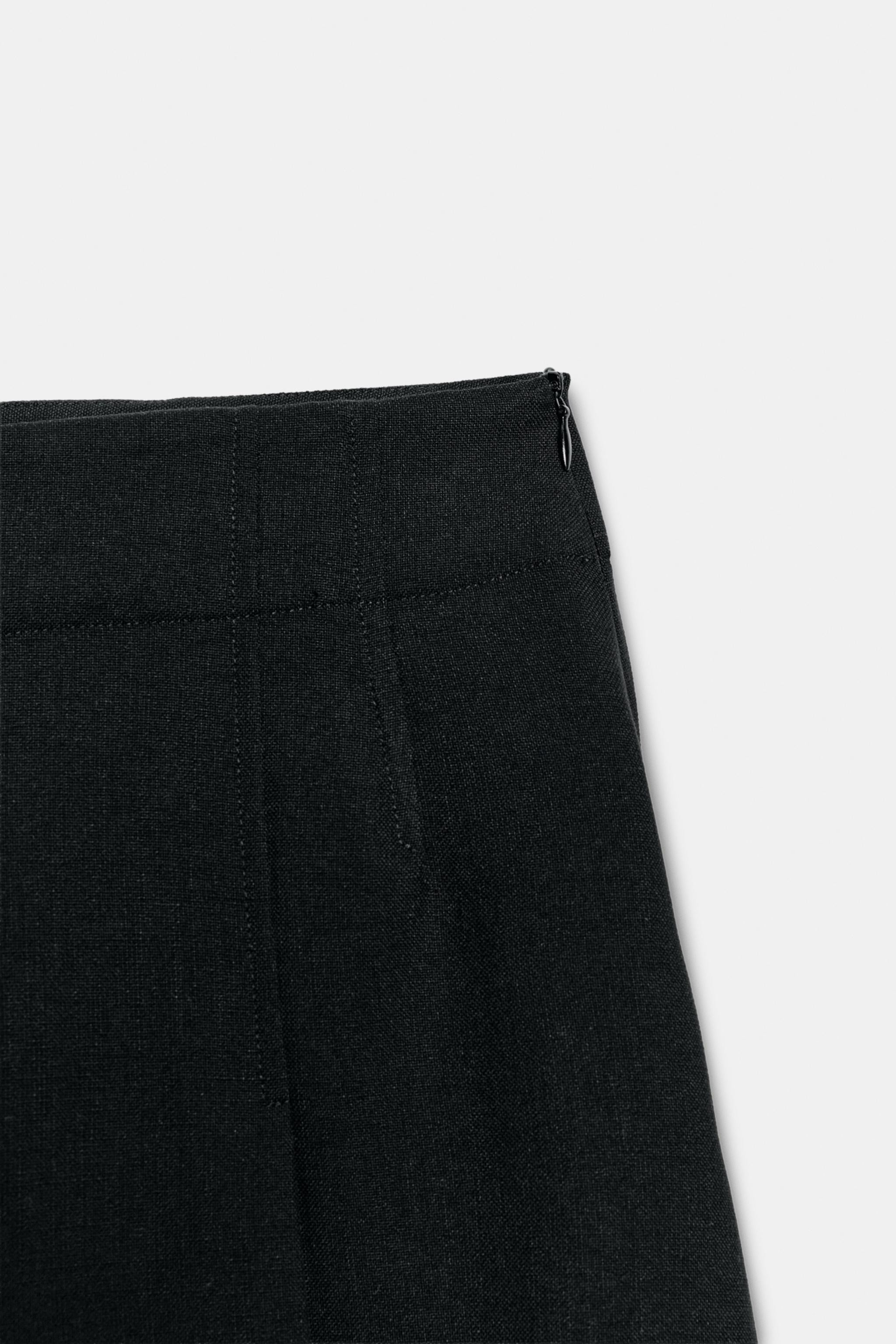 Mid-rise shorts with front pleats. Side closure with invisible in-seam zipper. | Zara US
