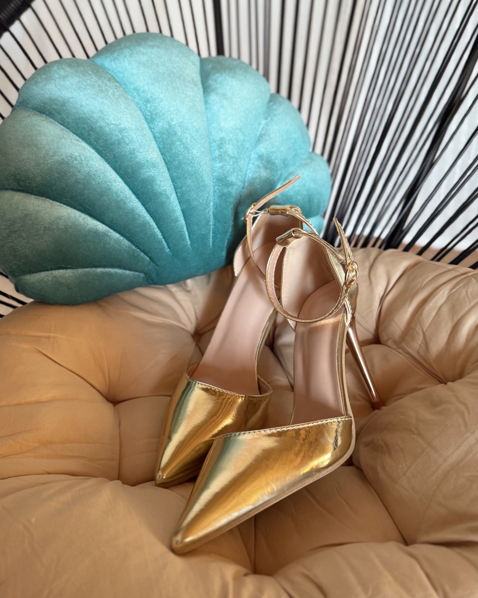 En poder de unos zapatos dorados

#LTKespana #LTKeurope