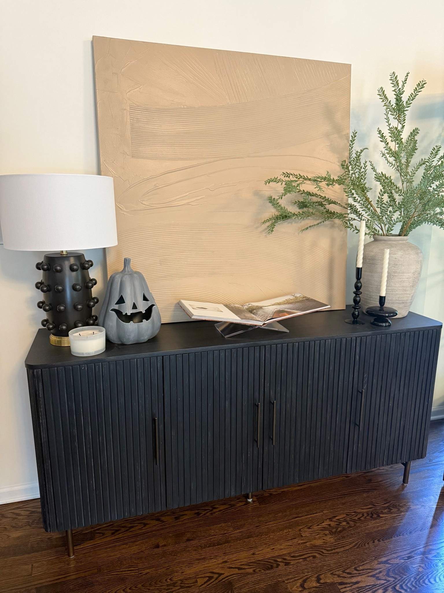 I don’t have my fall florals up yet, but I wanted to share my new pumpkin before it sells out!

#homedecor #home #fall #falldecor #halloween #halloweendecor #walmart #amazon #walmartfinds

#LTKSeasonal #LTKHome