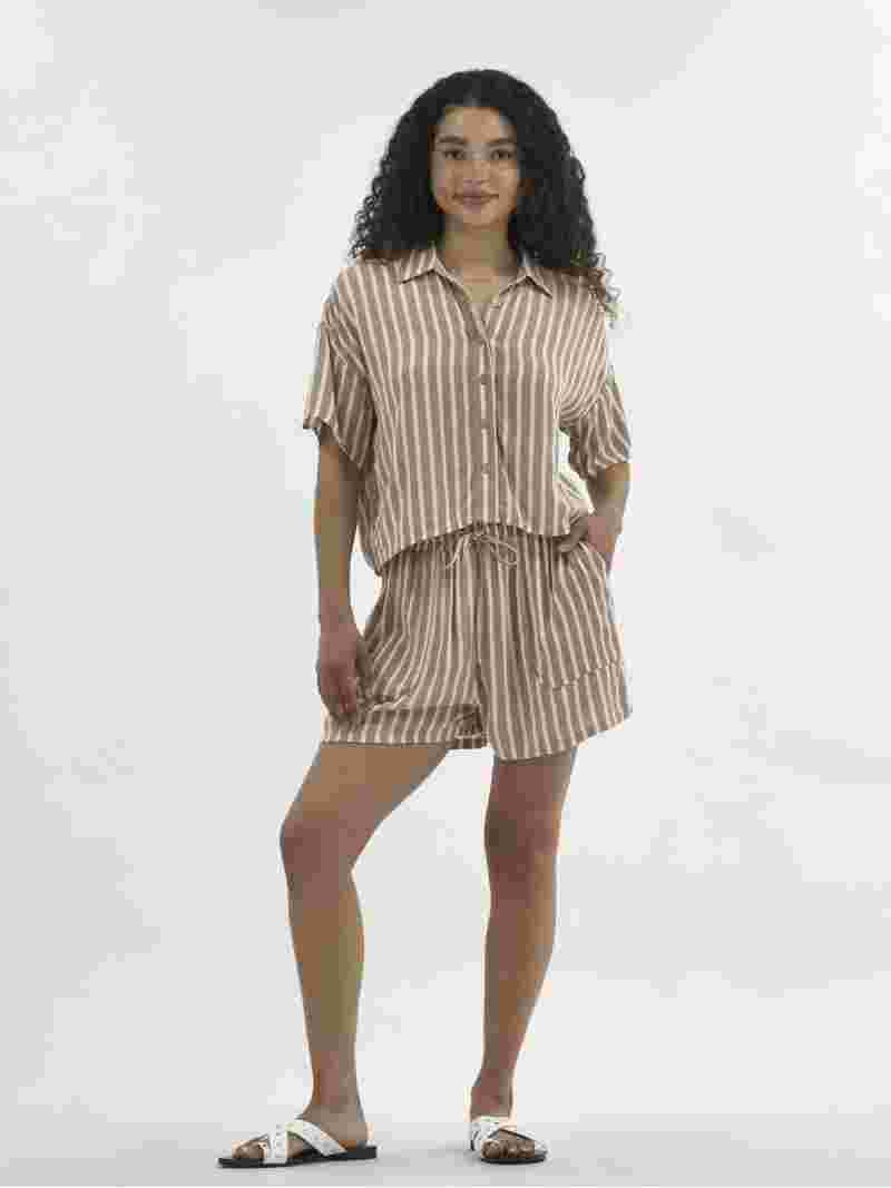 No Boundaries Woven Button Front Top and Shorts Set, 2-Piece, Women's | Walmart (US)