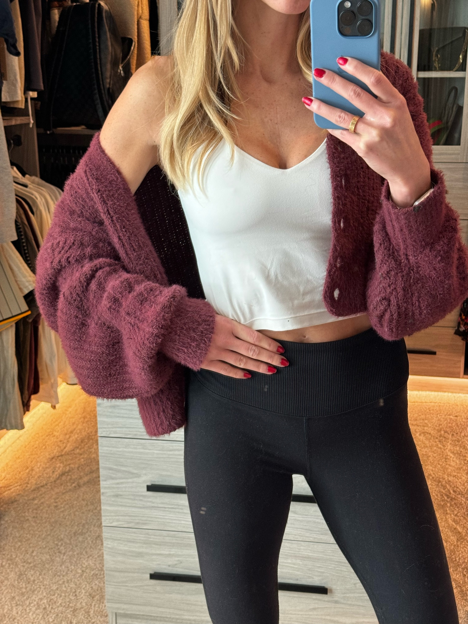 Weekend cozy morning lounge outfit 


Yoga or Pilates set, alo yoga leggings, Lululemon align tank, Abercrombie cardigan cropped