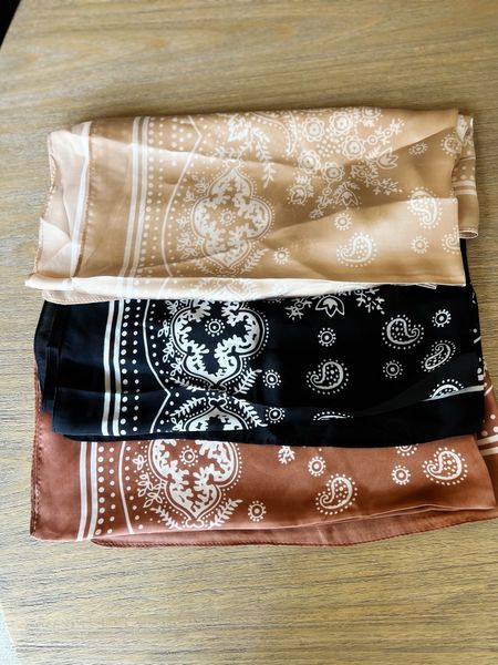 Make a top or dress instantly western by adding a bandana around your neck, to your purse or around a bag. This silk 3-pack from Amazon is 🙌🏼