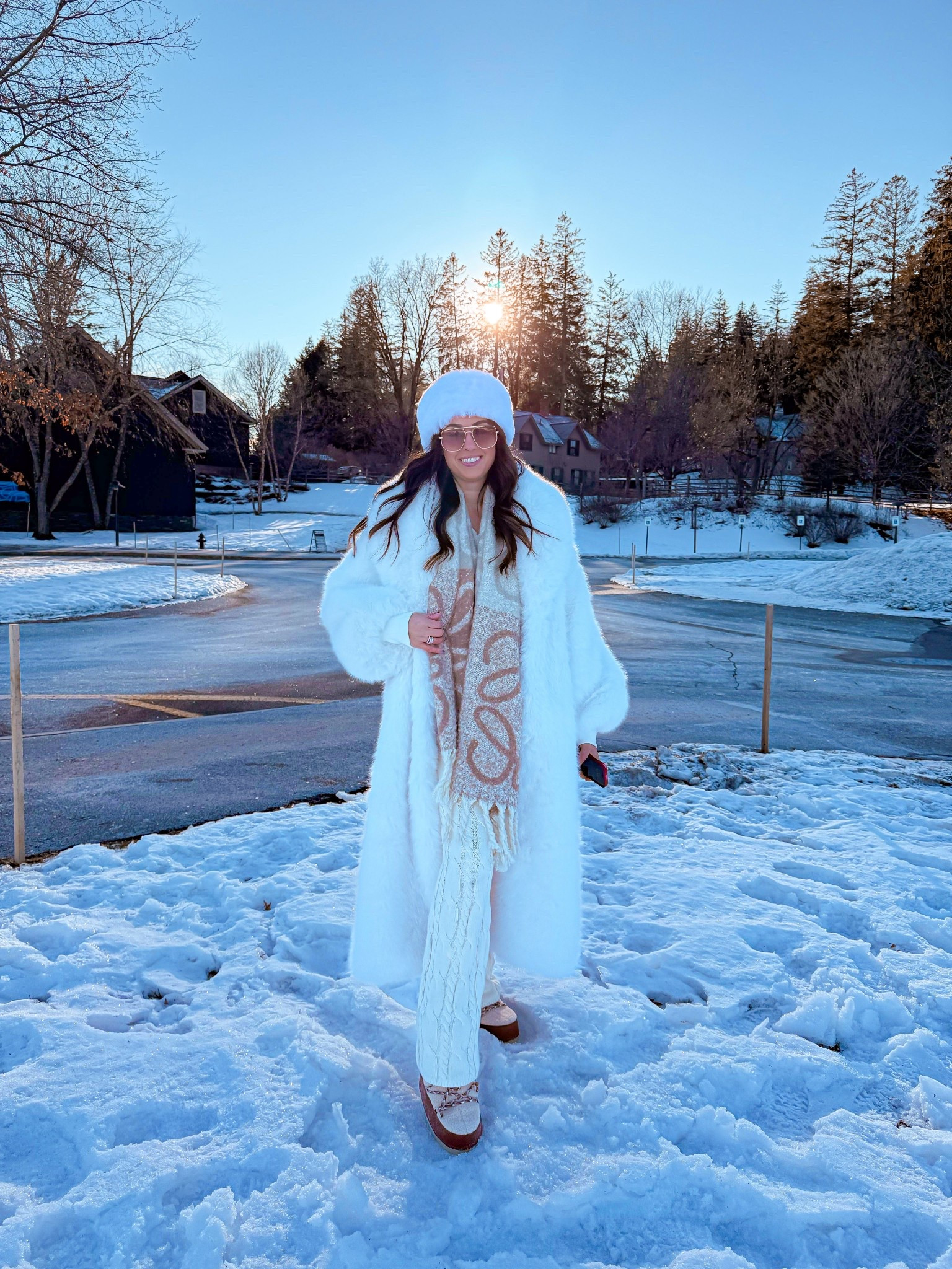 Winter snow outfit. Apres ski outfit. Winter white outfit. Fur jacket