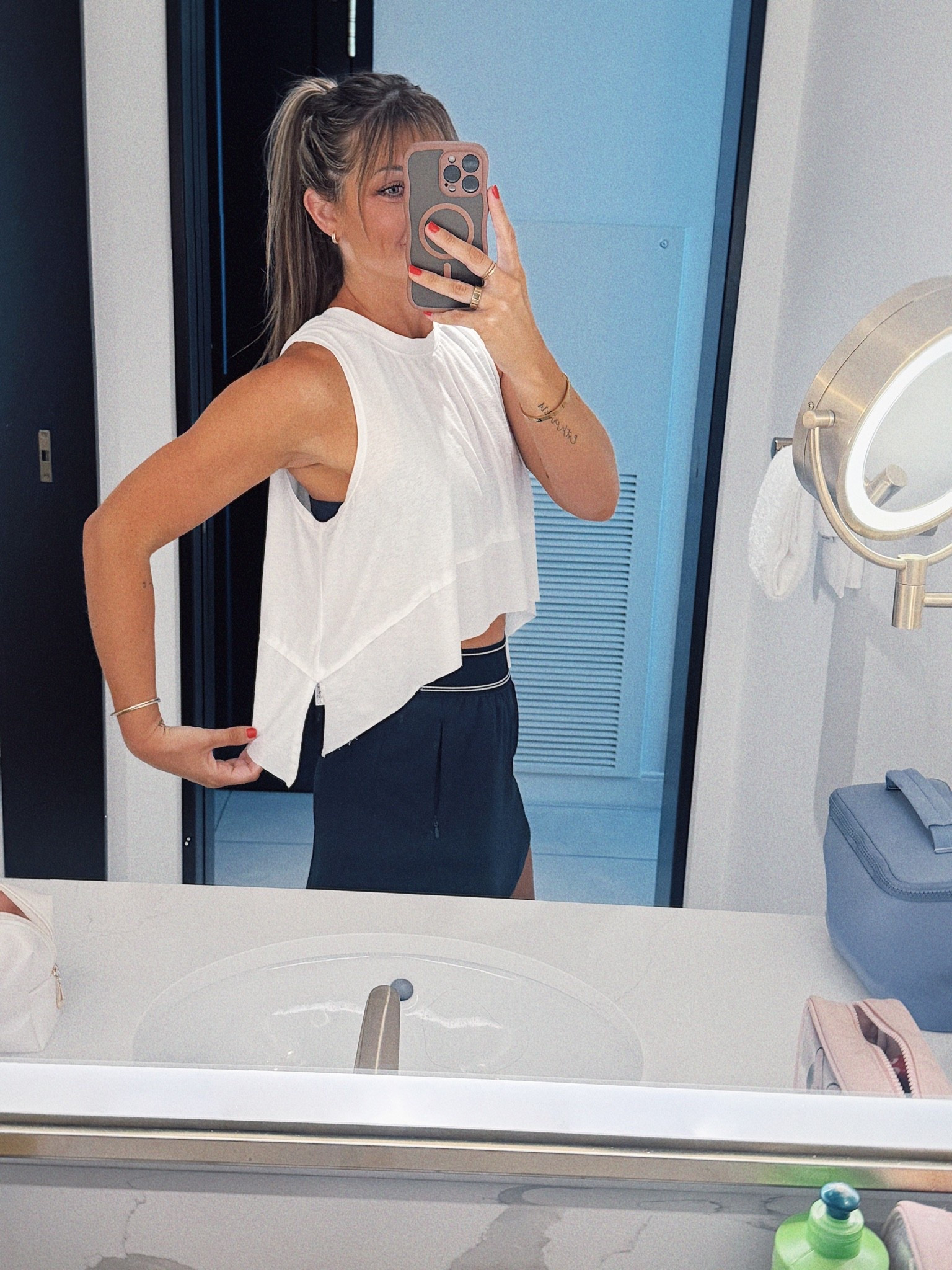 XS tank. This is a summer MUST!!!! Trust me. The material feels like you have nothing on. Quality is 10/10!! None compare to this that I’ve tried. Worth. IT!!! Especially in this summer heat.