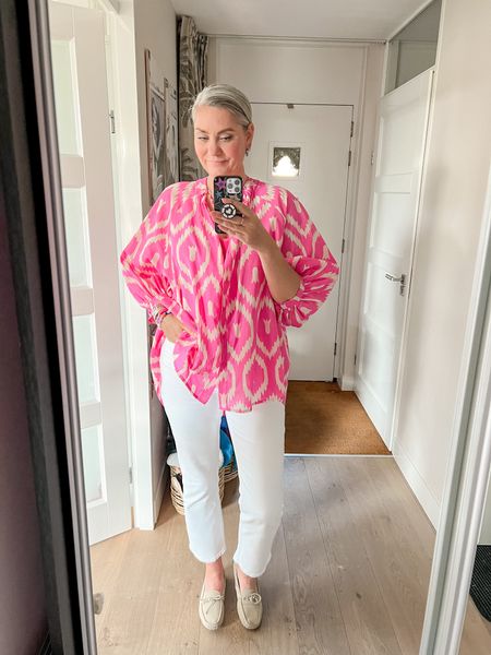 Outfits of the week

Monday. A colorful oversized blouse (secondhand) paired with white straight jeans (Zara, 44) and beige suede loafers. 

#LTKstyletip #LTKeurope #LTKworkwear