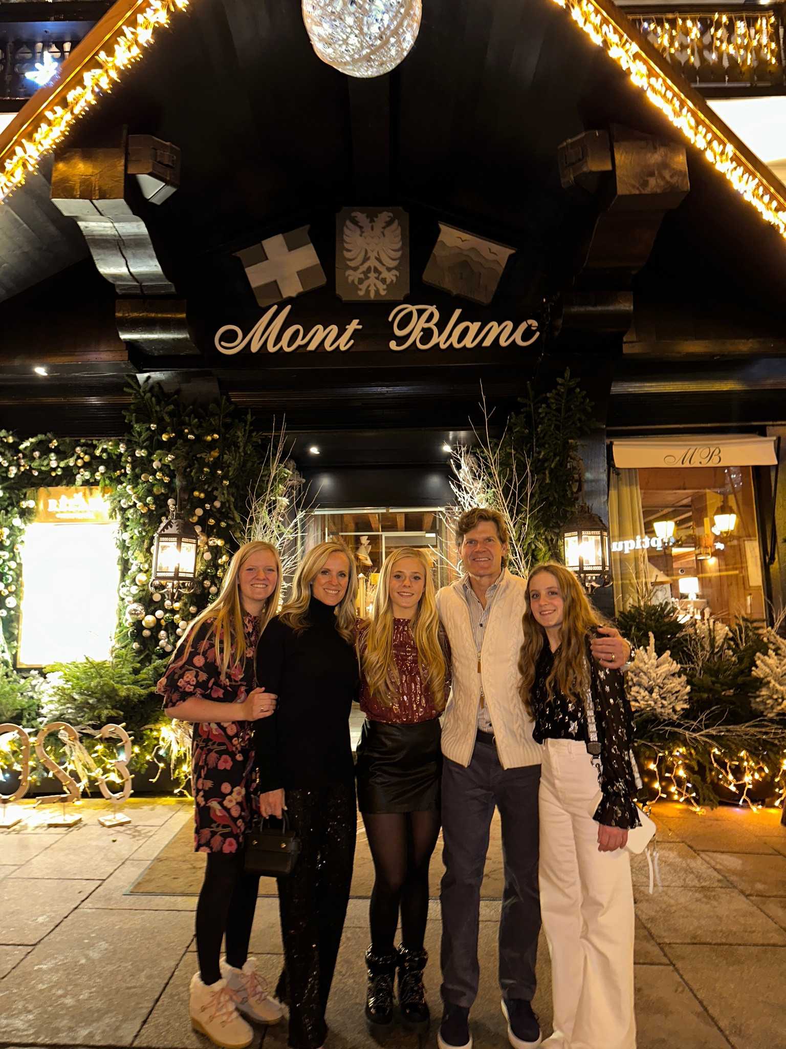 Bonne Année! Wishing you love, joy and happy memories with those you love in 2023!


#LTKstyletip #LTKunder100