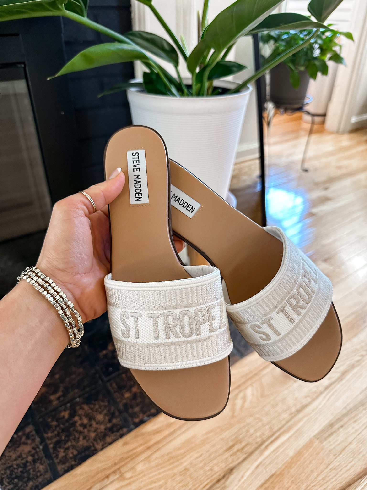 Steve Madden St Tropez Sandals

Steve Madden  St Tropez  Sandals  Beach  Vacation  Spring outfits

#LTKunder100 #LTKstyletip #LTKshoecrush