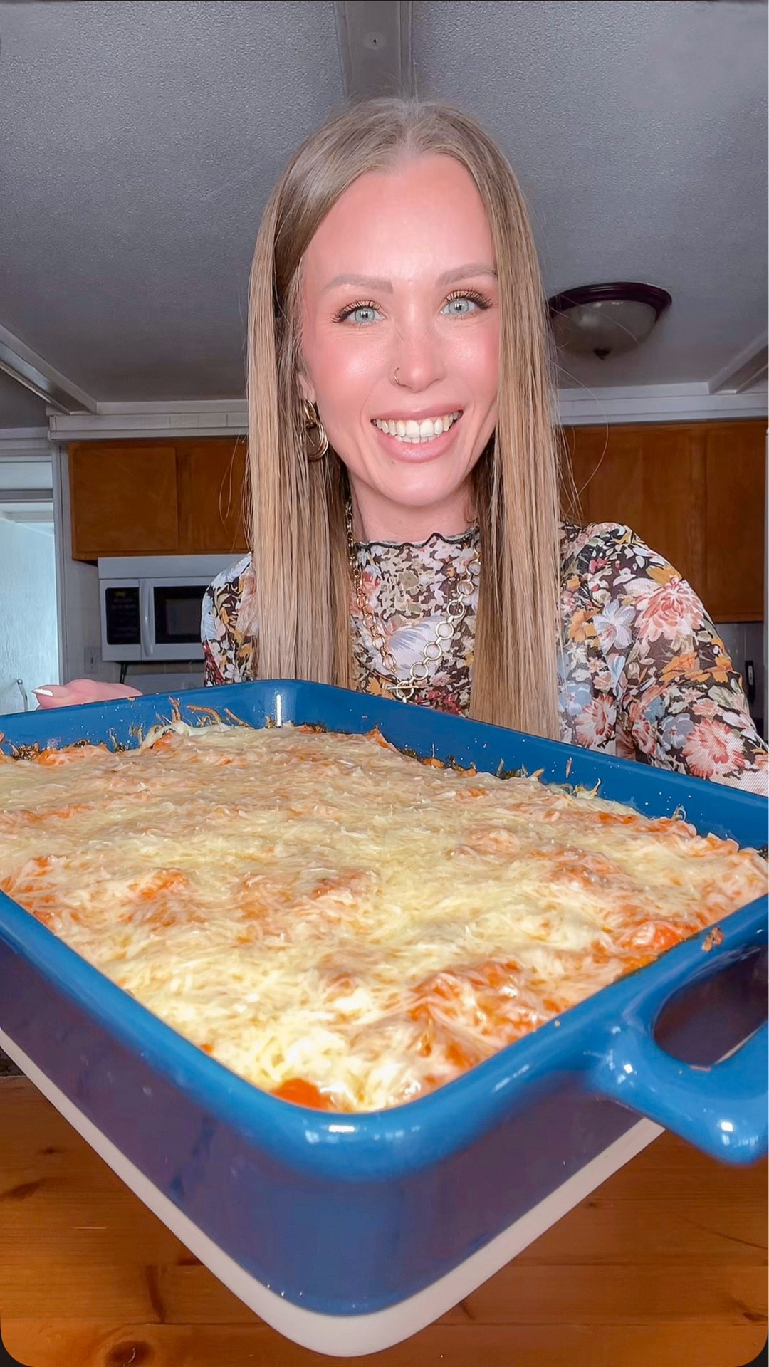 Lasagna Casserole 🍝 When easy meets delicious! Perfect for those busy weeknights! 🤩

Ingredients:

✨1lb Ground Beef
✨1 large sweet onion (diced)
✨salt/pepper (to taste)
✨15oz ricotta or cottage cheese 
✨24oz jar pasta sauce (I like extra sauce so used 1-full jar & 1/2 jar of vodka sauce)
✨2 cups rotini pasta 
✨8 oz mozzarella cheese

Directions:

1. Pre heat oven to 350° 

2. Brown ground beef, onion & salt/pepper until no longer pink.

3. Boil rotini per package instructions.

4. Add ricotta to beef mixture and mix to combine.

5. Add pasta sauce & rotini noodles and stir until full incorporated.

6. Add pasta mixture to a greased 9x13 dish & top with mozzarella cheese.

7. Bake for 15mins or until cheese is melted. 

8. Serve with garlic bread (optional)

ENJOY 😋

#casserole #lasagna #lasagnarecipe #weeknightmeals #simplerecipe

#LTKfoodie #LTKFindsUnder50 #LTKHome