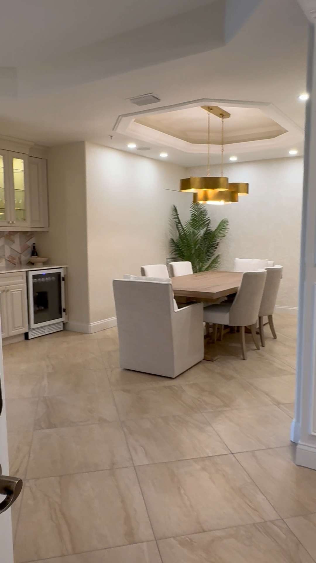 A fresh take on dining, where style meets comfort. ✨

This space pairs clean lines with warm textures, creating an inviting atmosphere that feels both modern and timeless. From statement lighting to carefully curated finishes, every element works together to set the tone for unforgettable gatherings.

Designed to host, styled to impress.

#DiningRoomInspo #ModernDining #InteriorDesign #ElegantLiving #HomeStyle #DesignByRania 

 #LTKHome