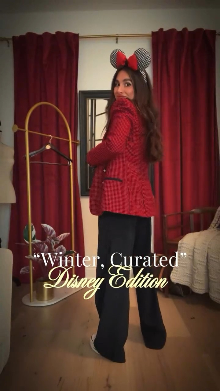 Who said winter at Disney can’t be chic? 🥰🌹❄️✨

Today’s outfit is for all my Disney chic moms who refuse to choose between comfort, warmth, and style. 🖤❤️

I styled this look starting with a @lululemon x @disney leggings set, layered under tailored wide-leg trousers for that elevated mom-on-the-go vibe. Add a black-and-white classic knit, a red houndstooth blazer, platform leather @converse (which are my go to Disney park shoes!), and two-tone Minnie ears… and suddenly it’s giving Winter Disney Couture.🤩🌹

This is the kind of outfit that keeps you warm, lets you move, looks AMAZING in photos, and makes you feel put-together even after 12 miles of walking. Moms deserve style and comfort, not one or the other.

Because…
✨ Every mom deserves to feel stylish & Cozy at the happiest place on Earth. ✨🥰

Would your wear this to Disney?!🌹🤩

——-

¿Quién dijo que en Disney no se puede estar calentita y chic durante invierno ? ❄️✨🌹

Este look es para todas las mamás que aman Disney pero también aman verse elegantes. Comencé con un conjunto de Lululemon x Disney debajo de pantalones anchos para crear ese look cómodo y elevado. Agregué un suéter estilo Chanel, un blazer rojo, Converse blancos de plataforma (Estos zapatos son los que mas uso cuando voy a los parques, son super cómodos!). y orejitas de Minnie en blanco y negro.❤️

Es el outfit perfecto: cómodo, abrigado y súper estiloso para tus fotos.

Usarías esto para ir a Disney ? ❤️🌹🤩

#DisneyStyleMom #ChicAtDisney #disneyparkoutfit
