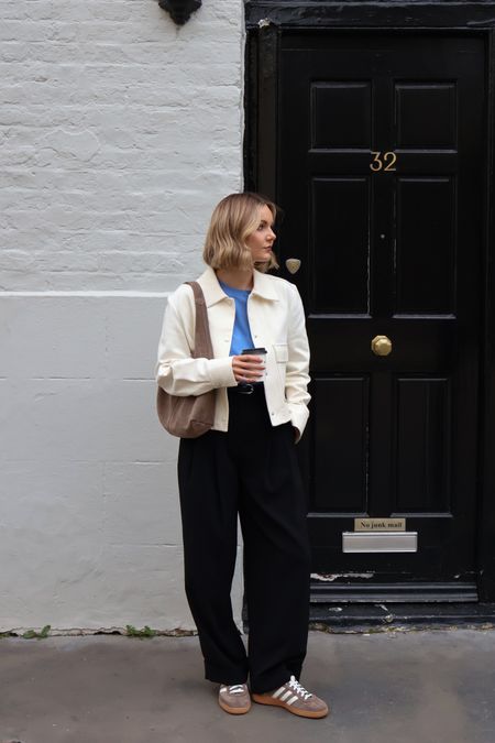 A laid back look for a day in London, this cropped jacket has served me well since last spring 💙 #springoutfits  #springstyling #outfitinspo #everydayoutfit #minimalstyle  #neutralstyle #neutraloutfit #styleinspo #popofblue