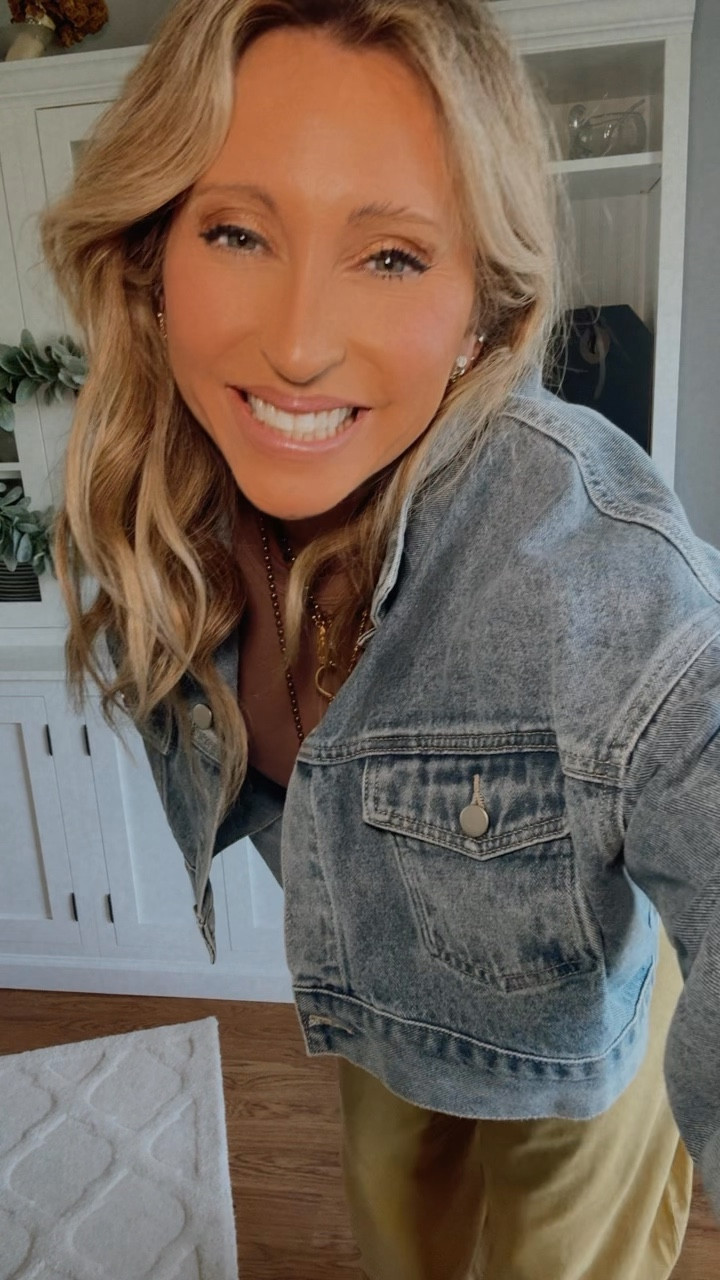 Athleisure will always be my go to… it’s easy to dress up… I’m ready for the warmer weather to stay and for the weekend… what are you looking forward to!?! 

Use code LINDSAYSAVE35 @VICI 

#LTKActive #LTKootd