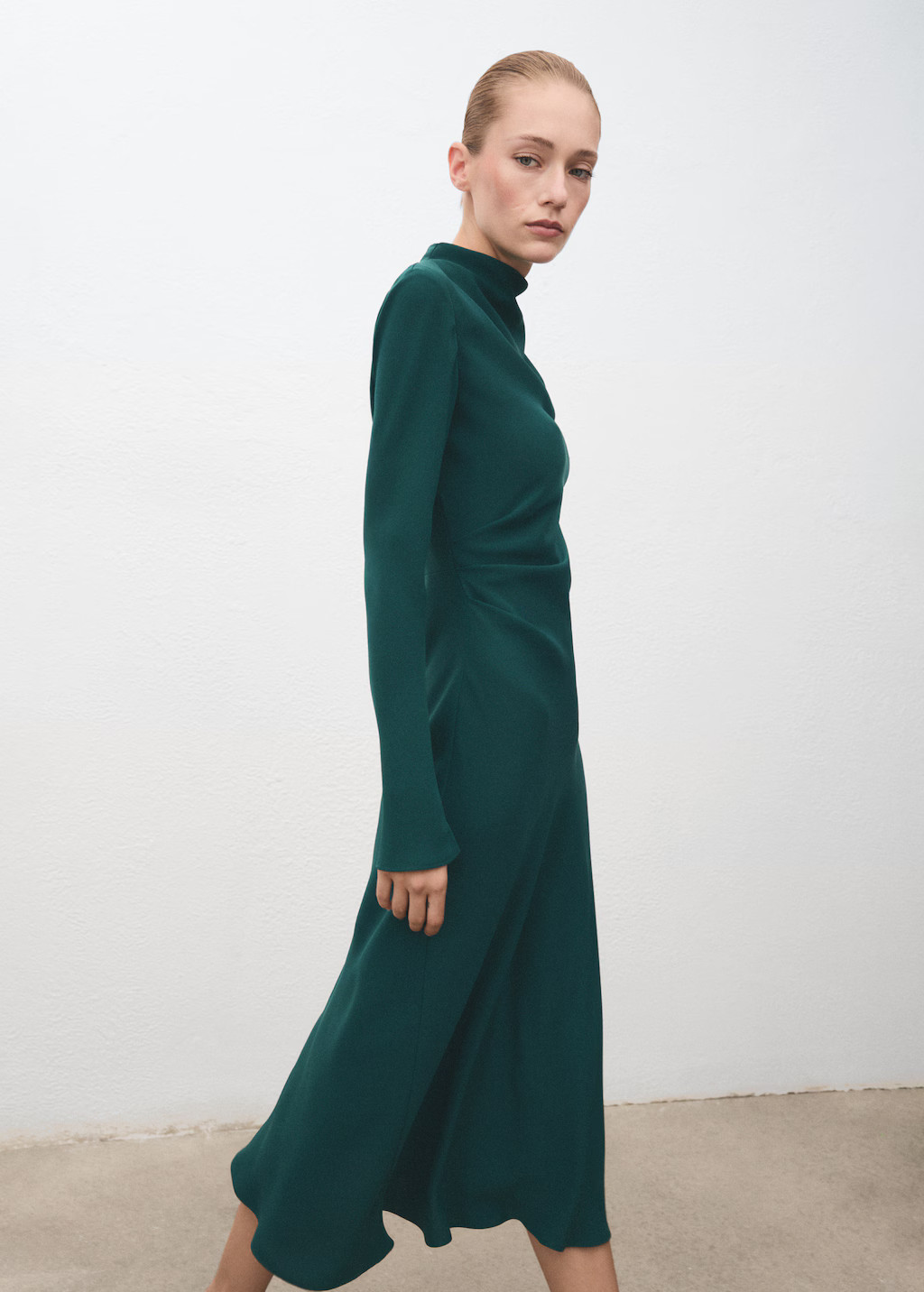 Kleid mit gerafftem Drapé-Kragen | Mango EU