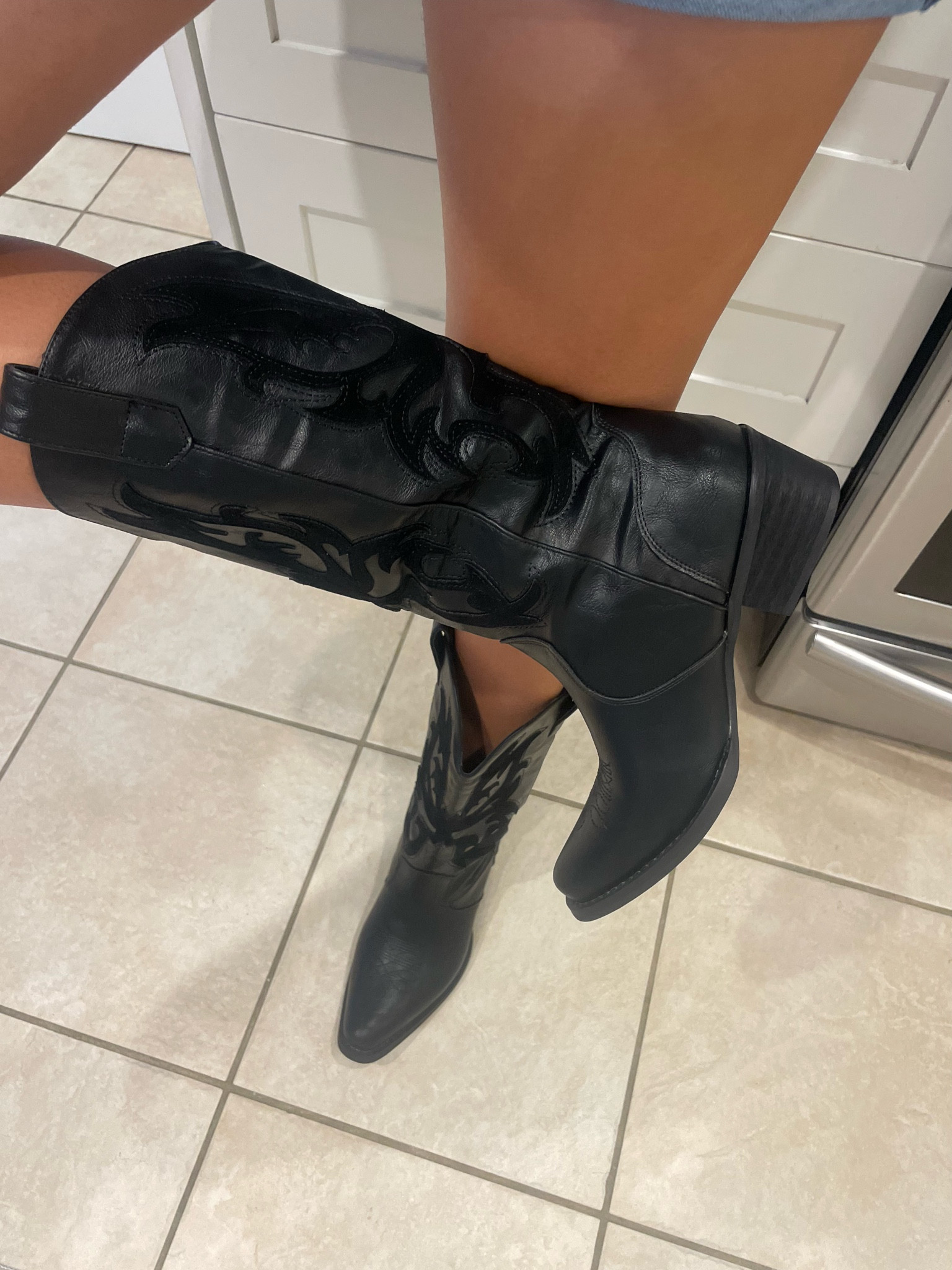Perfect fall cowgirl boots! 🖤

#LTKFallSale #LTKShoeCrush #LTKSeasonal