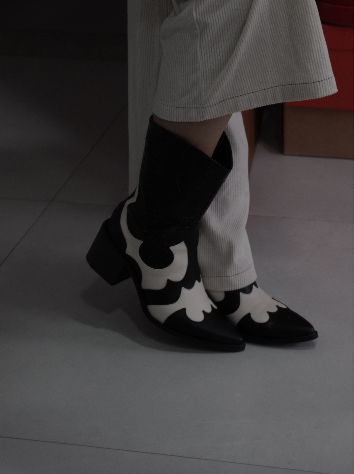 Esse aqui é literalmente um ame ou odeie 🤭😂 eu acho que tira qualquer look do basicão e traz informação de moda ✨ 

(Fora que o salto grosso das western boots tornam ela beeem mais confortável, e o bico fino deixa a gente mais alongada 💁🏻‍♀️) 

A minha é de uma marca que só vende atacado para quem tem CNPJ, então deixei duas indicações parecidas aqui embaixo ✨

#LTKbrasil #LTKstyletip